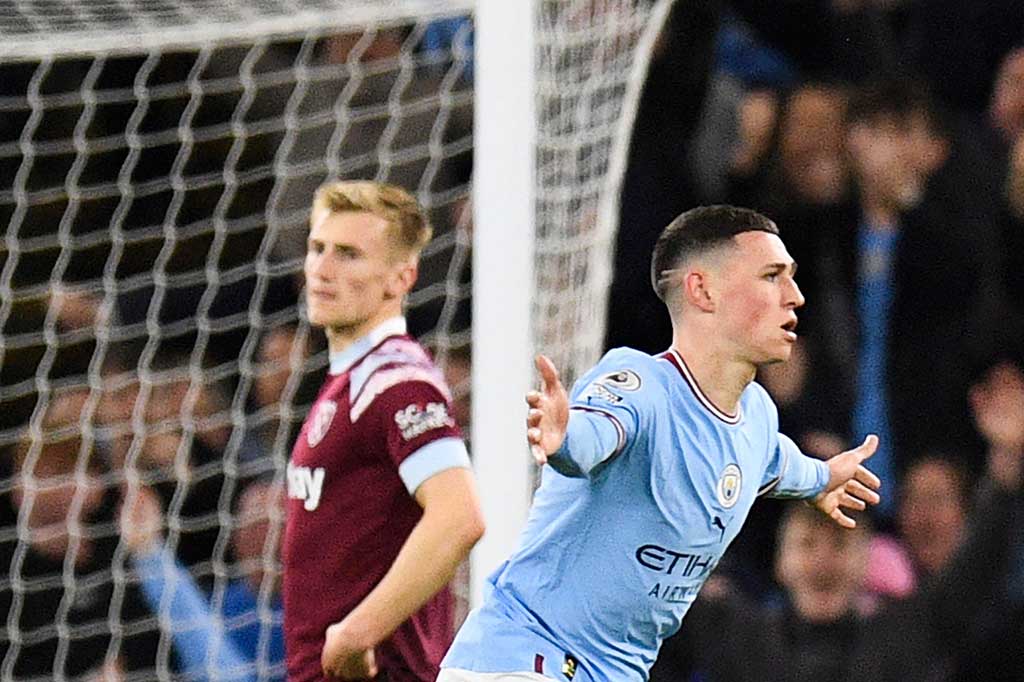 Gawang West Ham kebobolan lagi pada menit ke-85. Phil Foden mencatatkan namanya di papan skor setelah bola tembakannya dari depan kotak penalti berbelok arah karena mengenai kaki lawan. Kedudukan menjadi 3-0.
