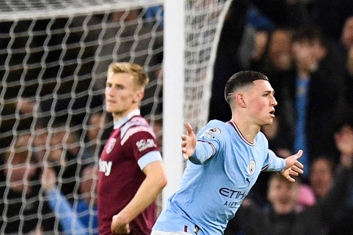 Gawang West Ham kebobolan lagi pada menit ke-85. Phil Foden mencatatkan namanya di papan skor setelah bola tembakannya dari depan kotak penalti berbelok arah karena mengenai kaki lawan. Kedudukan menjadi 3-0.