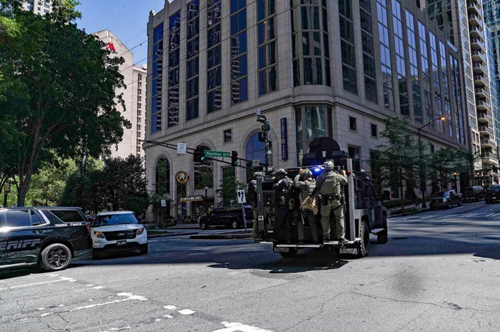 Korban berkisar antara usia 25 dan 71 tahun, kata polisi pada konferensi pers Rabu sore. 