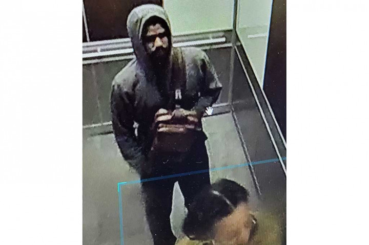 Pihak berwenang menerbitkan foto Patterson, mengenakan celana gelap, tudung menutupi kepalanya dan masker bedah putih, dan memegang pistol.