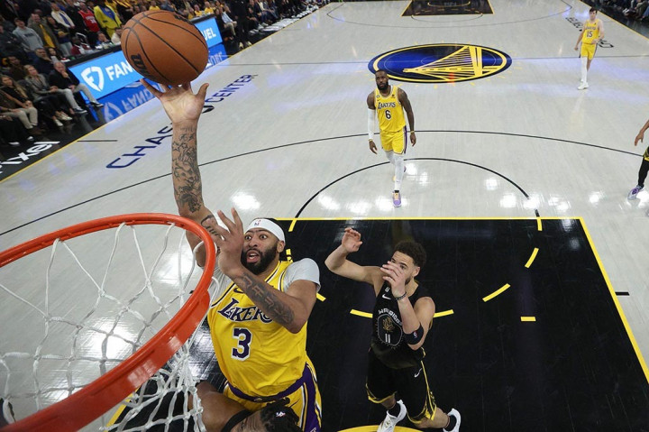 Anthony Davis memimpin kelas defensif saat Los Angeles Lakers mengalahkan Golden State Warriors 117-112 di jalan untuk memimpin 1-0 dalam seri playoff Wilayah Barat NBA mereka pada hari Selasa, 2 Mei 2023.