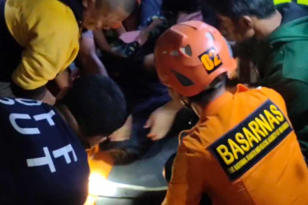 Petugas berusaha mengevakuasi korban kecelakaan bus di kilometer empat Jalur Trans Sulawesi, kilometer empat, Kecamatan Toboli Barat, Kabupaten Parigi Moutong, Rabu, 3 Mei 2023 malam, sekitar Pukul 21.30 Wita. Tiga orang tewas akibat kejadian tersebut.
