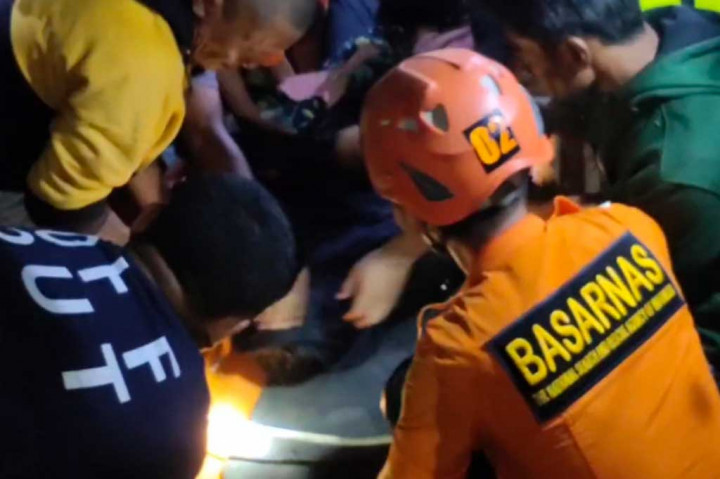 Petugas berusaha mengevakuasi korban kecelakaan bus di kilometer empat Jalur Trans Sulawesi, kilometer empat, Kecamatan Toboli Barat, Kabupaten Parigi Moutong, Rabu, 3 Mei 2023 malam, sekitar Pukul 21.30 Wita. Tiga orang tewas akibat kejadian tersebut.