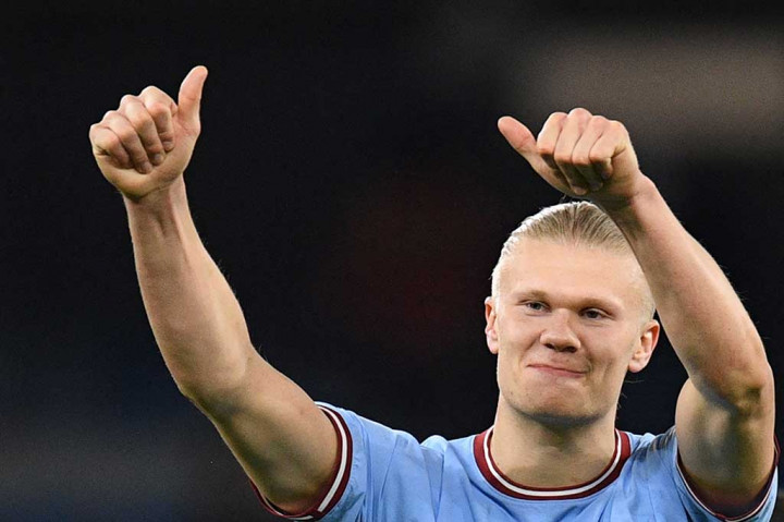 Penyerang Manchester City Erling Haaland memecahkan rekor pencetak gol terbanyak dengan 35 gol di Liga Inggris atau Premier League dalam satu musim, menyalip Andy Cole dan Alan Shearer.