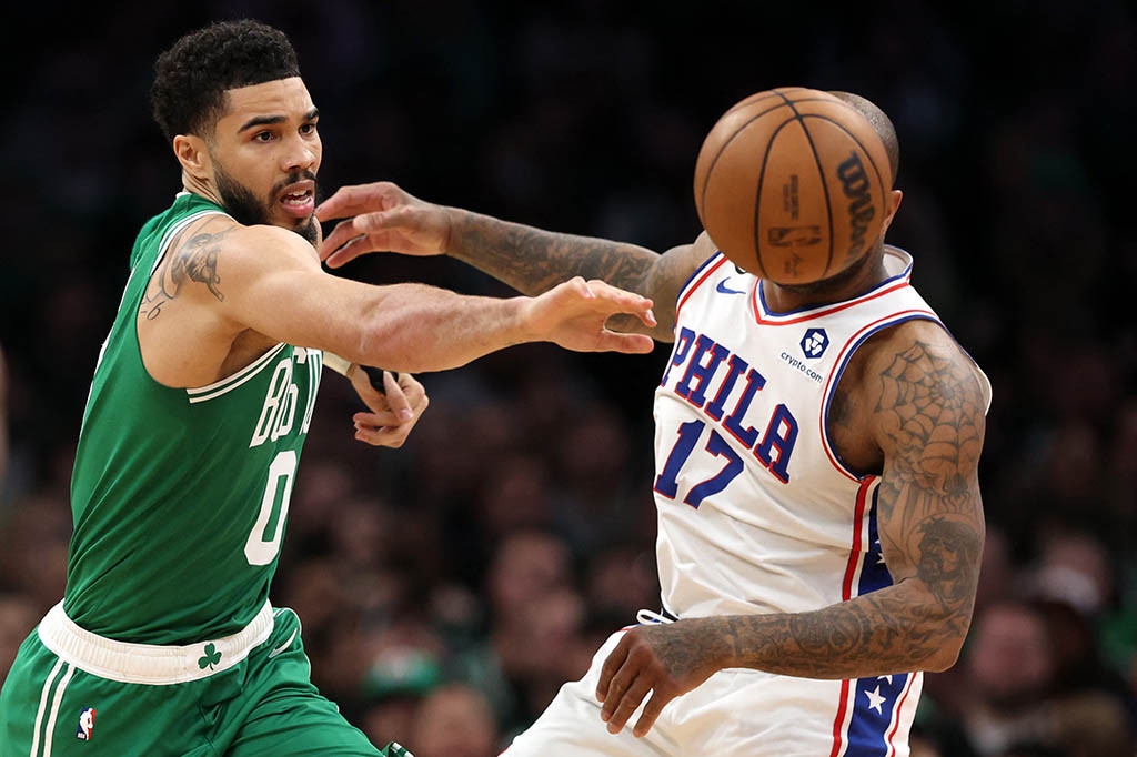 Boston Celtics menahan Philadelphia 76ers yang hanya bisa mencetak 87 poin sepanjang pertandingan dan berhasil memenangkan gim kedua babak semifinal NBA Wilayah Timur yang digelar di TD Garden Arena Boston Massachusetts, Kamis, 4 Mei 2023 WIB.
