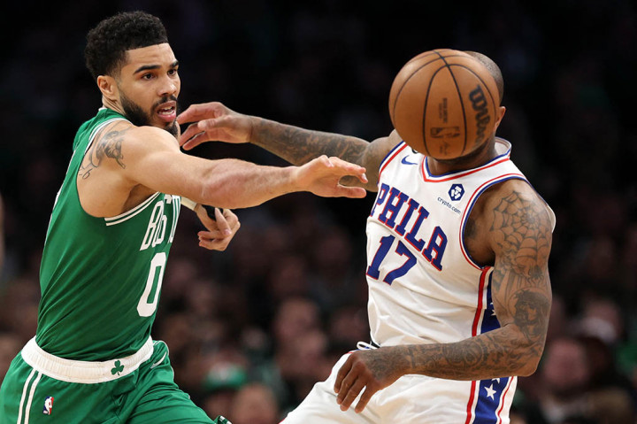 Boston Celtics menahan Philadelphia 76ers yang hanya bisa mencetak 87 poin sepanjang pertandingan dan berhasil memenangkan gim kedua babak semifinal NBA Wilayah Timur yang digelar di TD Garden Arena Boston Massachusetts, Kamis, 4 Mei 2023 WIB.