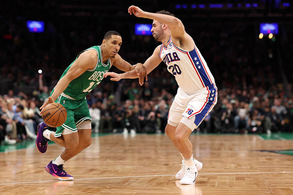 Celtics menang dengan skor akhir 121-87 atas 76ers kendatipun tim asal Philadelphia tersebut sudah diperkuat kembali oleh bintangnya Joel Embiid yang baru pulih dari cedera.