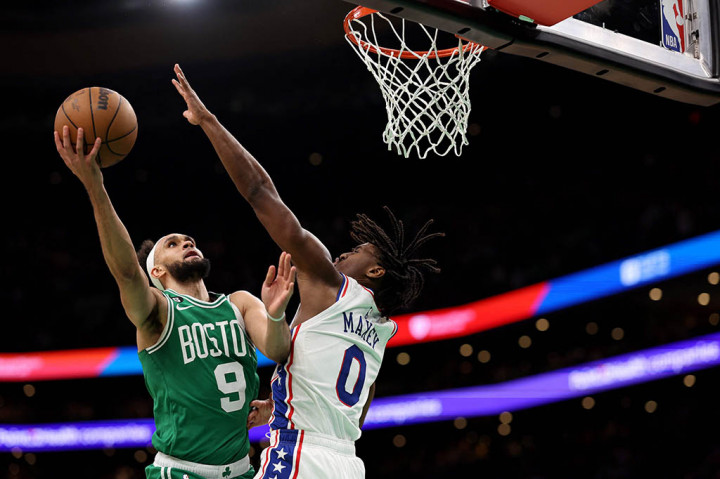 Tak hanya tajam di saat menyerang, Celtics juga bagai tembok saat bertahan. Philadelphia 76ers yang pada gim pertama mencatatkan 17 tembakan tiga angka, pada laga kali ini hanya berhasil memasukkan enam dari total 30 percobaan tembakan.