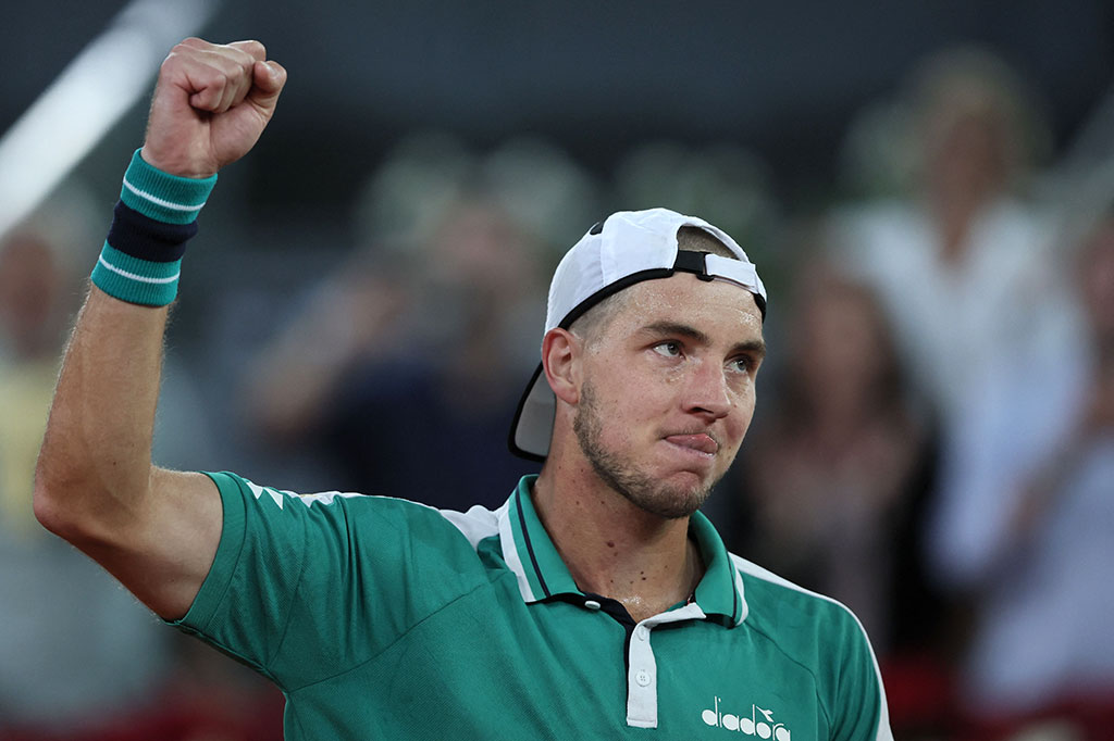 Dia sekarang akan menghadapi petenis kualifikasi Rusia Aslan Karatsev di semifinal hari Jumat, 5 Mei 2023.