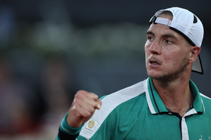 Struff, peringkat 65 dunia, mengikuti Thomas Johansson di Toronto pada 2004 dan Lucas Pouille di Roma pada 2016 sebagai pecundang yang beruntung untuk mencapai semifinal Masters. 