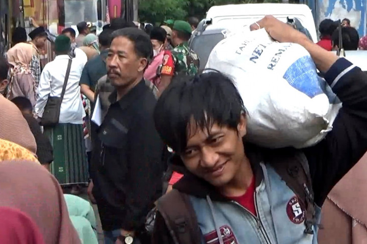 Ratusan pengungsi Syiah yang bertahun-tahun menetap di Rusunawa Puspa Agro Desa Jemundo, Kecamatan Taman, Kabupaten Sidoarjo, Jawa Timur akhirnya kembali ke Sampang, Madura, Kamis, 4 Mei 2023. 