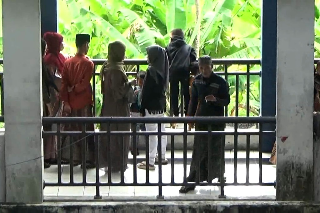 Para pengungsi Syiah ini untuk sementara menetap bersama keluarga, yang masih ada di kampung mereka. Setiap keluarga pengungsi Syiah akan menerima uang bantuan Rp50 juta untuk memperbaiki rumah mereka di kampung.