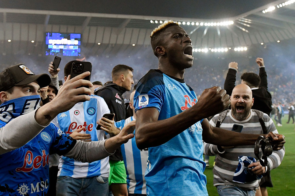 Pemain depan Napoli Victor Isimhen bersama para penggemar merayakan keberhasilan klub kesayangan mereka yang merengkuh gelar Liga Italia atau Serie A musim ini setelah bermain imbang 1-1 melawan Udinese pada pertandingan pekan ke-33 Liga Italia di Stadion Friuli, Udine, Jumat, 5 Mei 2023 WIB.