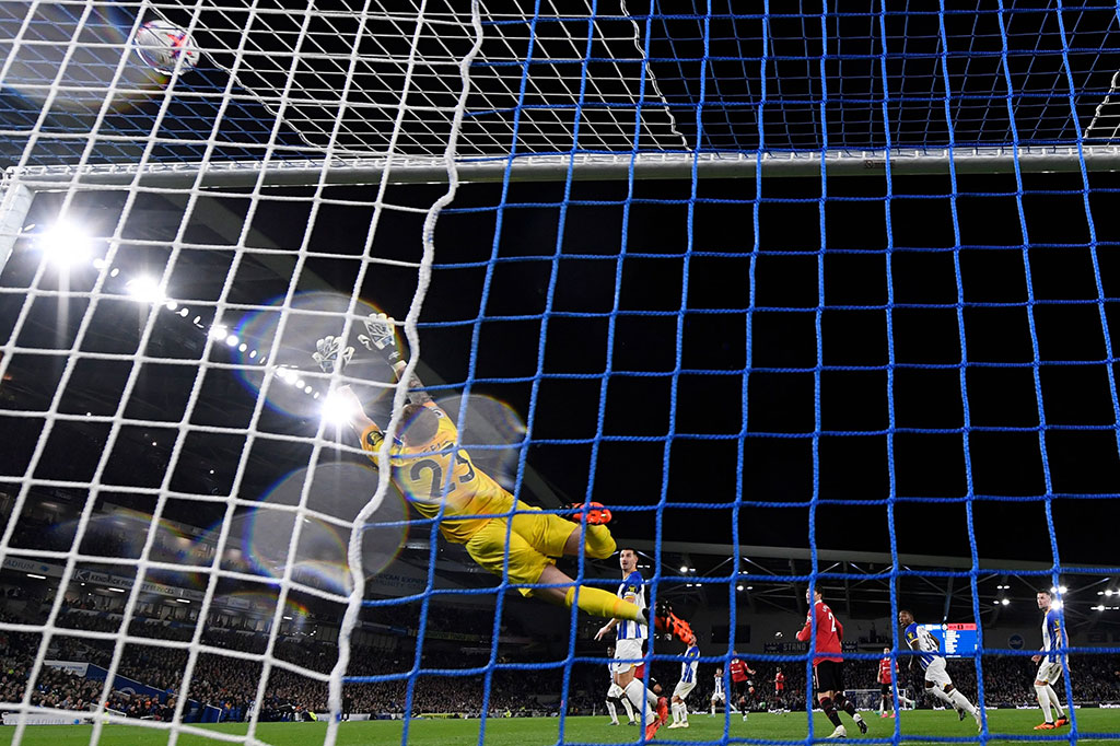 Pada babak kedua Manchester United mengambil inisiatif menyerang terlebih dahulu dan memiliki peluang melalui tendangan Fernandes yang dapat dihalau Steele.