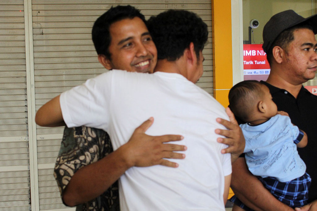 Salah seoarang mahasiswa asal provinsi Aceh yang dievakuasi dari Sudan memelukl saudaranya saat tiba di Bandara Internasional Sultan Iskandar Muda (SIM), Kabupaten Aceh Besar, Aceh, Selasa, 2 Mei 2023.