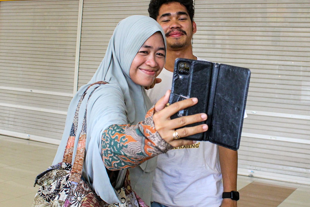 Sebanyak 18 mahasiswa asal Aceh yang dievakuasi dari Sudan berhasil mendarat di Bandara Sultan Iskandar Muda (SIM) Aceh Besar, Aceh, Selasa, 2 Mei 2023. Kepulangan para mahasiswa tersebut dilakukan akibat dampak dari perang antara tentara Sudan dan Paramiliter Rappid Support Forces (RSF) di Khartoum.