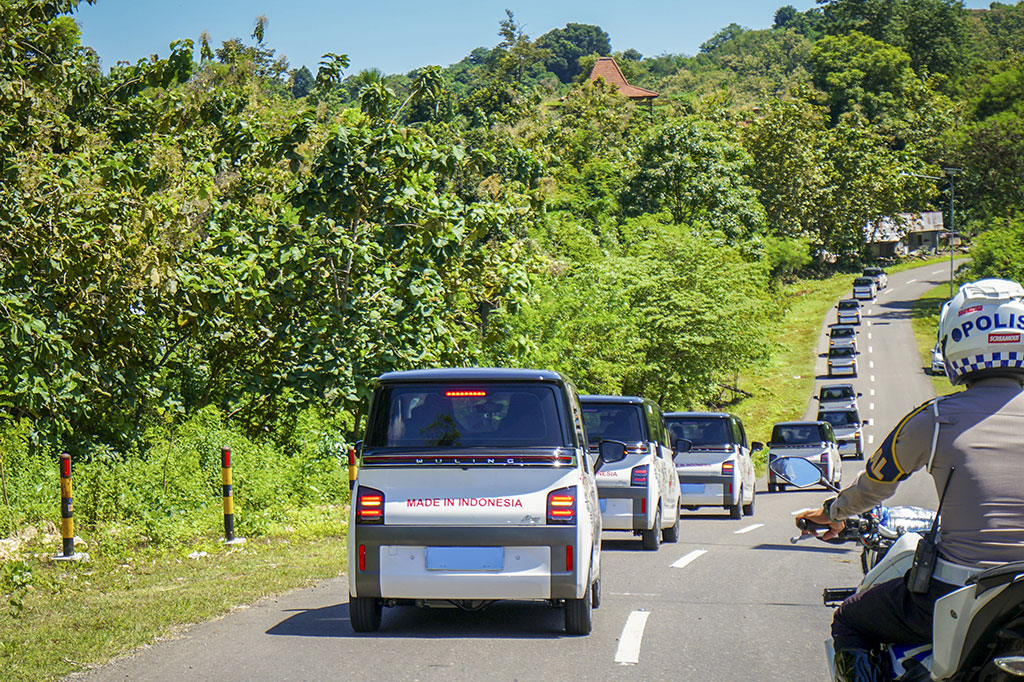 Mobil listrik Wuling ini mampu menempuh jarak hingga 300 km dalam satu kali pengisian baterai penuh sehingga sesuai untuk memenuhi kebutuhan mobilitas para delegasi nantinya.