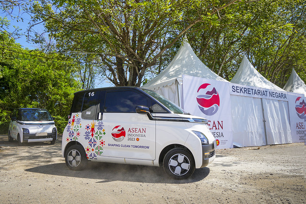 Kendaraan listrik yang nantinya digunakan untuk memenuhi kebutuhan mobilitas para delegasi ini sudah dibekali dengan berbagai fitur canggih seperti Wuling Indonesia Command (Wind), fitur yang memudahkan pengemudi dalam berkendara dengan memberikan perintah suara ke mobil dalam bahasa Indonesia.