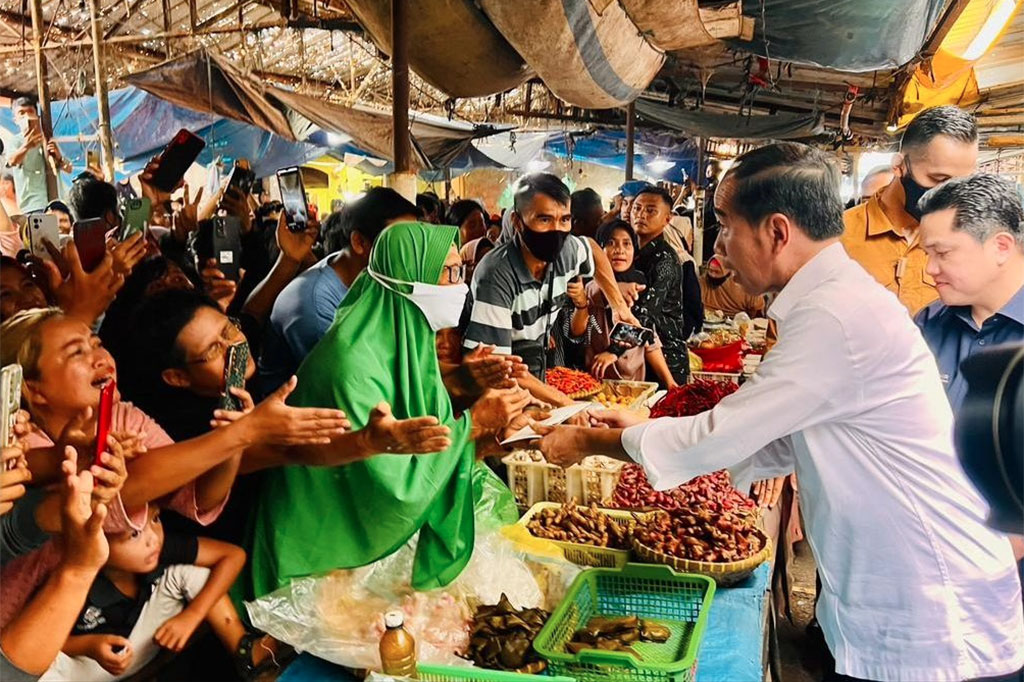 Presiden Joko Widodo memantau harga pangan di Pasar Natar, Lampung Selatan, Provinsi Lampung yang berkaitan dengan inflasi. 