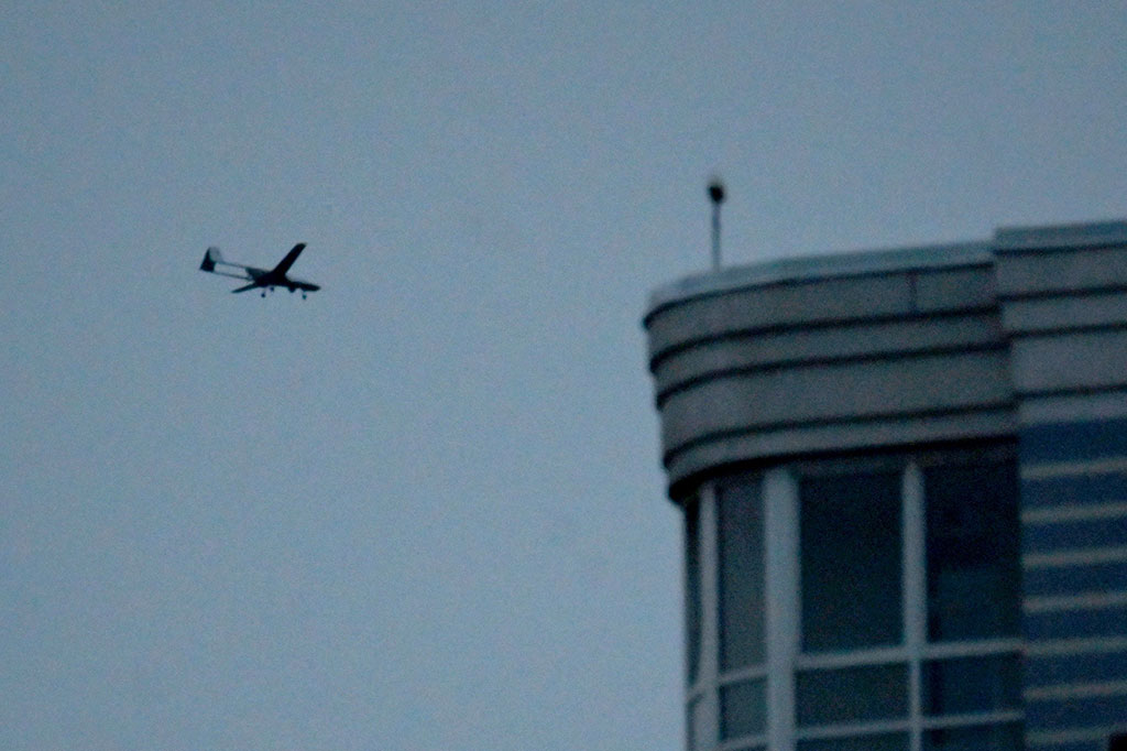 Sebuah drone milik Ukraina terbang tak terkendali di atas Kyiv, Kamis, 4 Mei 2023 waktu setempat. Angkatan Udara Ukraina memerintahkan menembak jatuh drone tersebut.