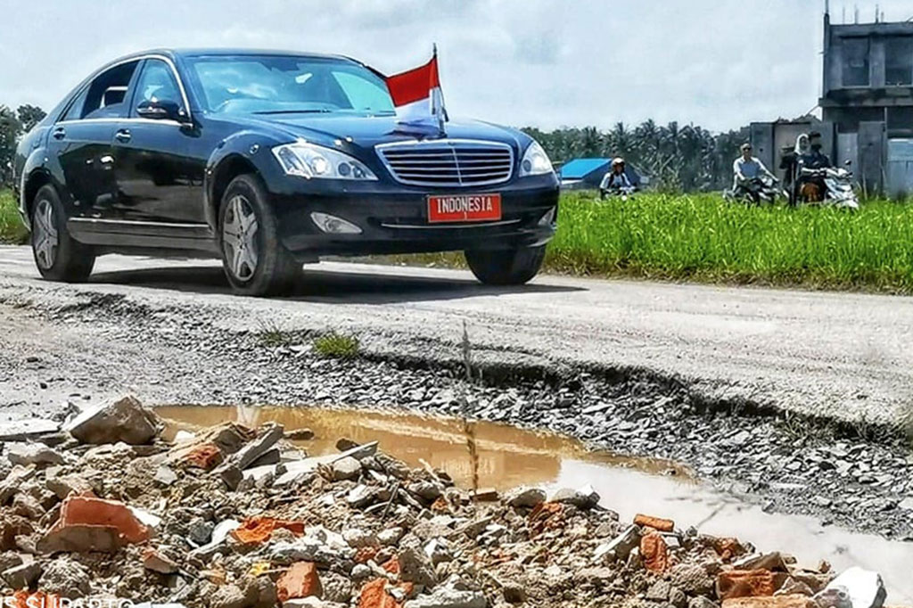 Tampak  mobil sedan hitam berpelat merah 'Indonesia 1' itu tampak melintas terjalnya jalan di Jalan Terusan Ryacudu itu. Jalanan itu tampak berlubang dan tidak beraspal, sehingga mobil sedan yang ditumpangi Jokowi terguncang saat melintasinya.