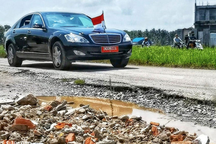 Tampak  mobil sedan hitam berpelat merah 'Indonesia 1' itu tampak melintas terjalnya jalan di Jalan Terusan Ryacudu itu. Jalanan itu tampak berlubang dan tidak beraspal, sehingga mobil sedan yang ditumpangi Jokowi terguncang saat melintasinya.