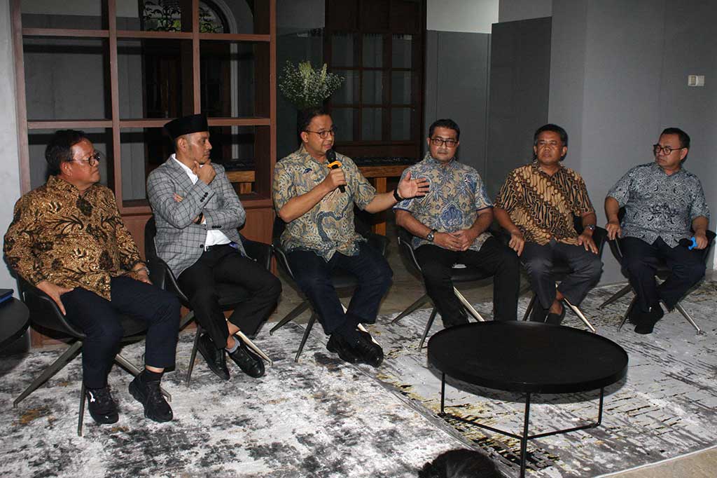 Tim Delapan dari KPP sendiri yang terdiri dari Partai NasDem, Partai Demokrat, dan Partai Keadilan Sejahtera (PKS) hari ini melakukan pertemuan dengan Anies. Menurut Anies, pertemuan tersebut dilakukan untuk berbagi perkembangan yang terjadi selama liburan Lebaran lalu.