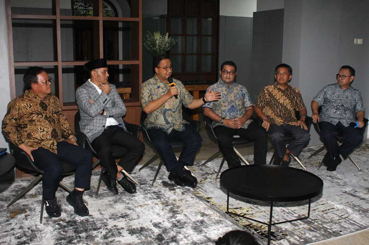 Tim Delapan dari KPP sendiri yang terdiri dari Partai NasDem, Partai Demokrat, dan Partai Keadilan Sejahtera (PKS) hari ini melakukan pertemuan dengan Anies. Menurut Anies, pertemuan tersebut dilakukan untuk berbagi perkembangan yang terjadi selama liburan Lebaran lalu.