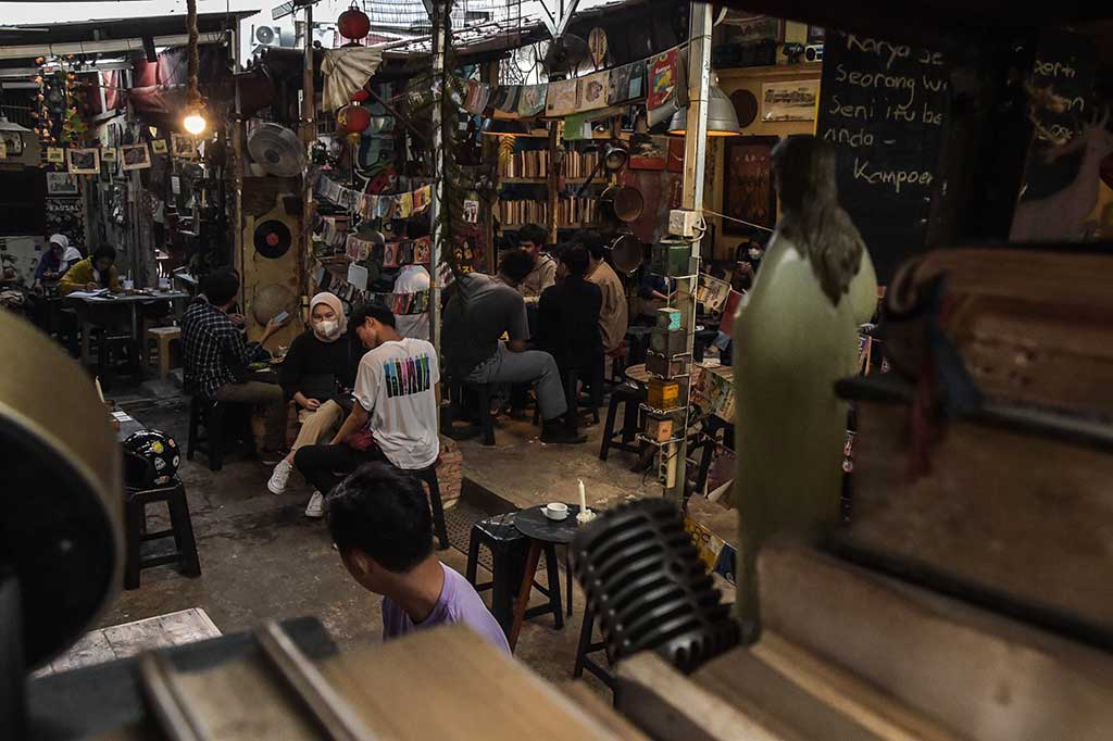 Cafe yang berdiri sejak 2013 ini mengambil tema 90-an dengan pernak pernik seperti komik, mainan, kaset serta dvd yang dirilis pada 1990-an.