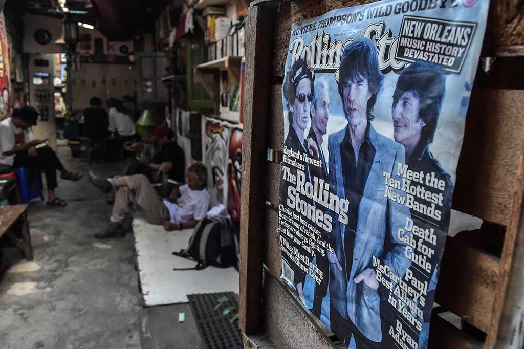 Cafe ini sanggup meraup omset Rp2-3 juta perhari, dengan makanan yang dijual cukup terjangkau dari harga Rp5 ribu untuk minuman dan Rp10 ribu untuk makanan. 