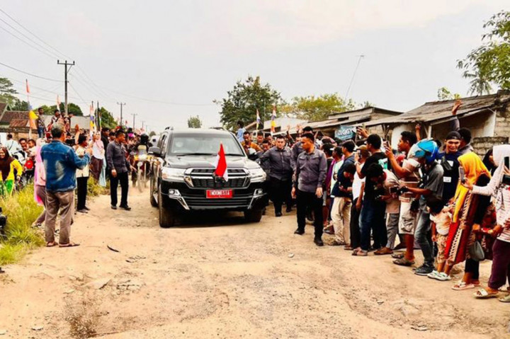 Presiden Jokowi berganti mobil dari sedan menjadi jenis jip saat sedang meninjau ruas jalan Seputih Raman - Seputih Banyak - Simpang Randu.
