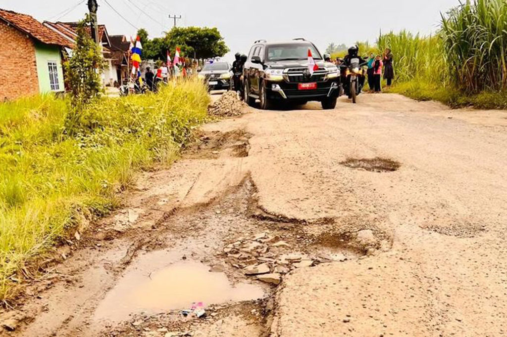 Dalam keterangannya kepada awak media usai meninjau sejumlah jalan yang rusak di Provinsi Lampung, Presiden Jokowi mengungkapkan pemerintah pusat melalui Kementerian Pekerjaan Umum dan Perumahan Rakyat akan segera memperbaikinya.