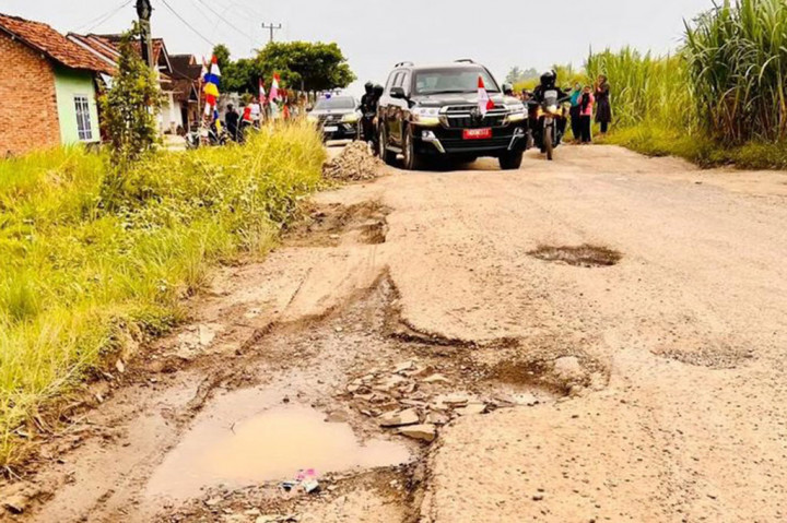Dalam keterangannya kepada awak media usai meninjau sejumlah jalan yang rusak di Provinsi Lampung, Presiden Jokowi mengungkapkan pemerintah pusat melalui Kementerian Pekerjaan Umum dan Perumahan Rakyat akan segera memperbaikinya.