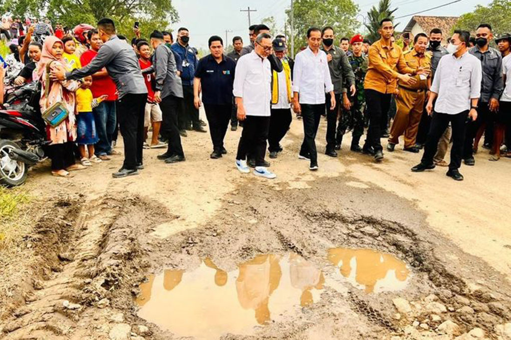 Menurut Presiden, setiap ruas jalan memiliki penanggung jawabnya masing-masing, yaitu pemerintah pusat untuk jalan nasional, gubernur untuk jalan provinsi, dan bupati/wali kota untuk jalan kabupaten/kota. Meskipun demikian, Presiden menjelaskan bahwa pemerintah pusat akan mengambil alih perbaikan jalan di Provinsi Lampung.