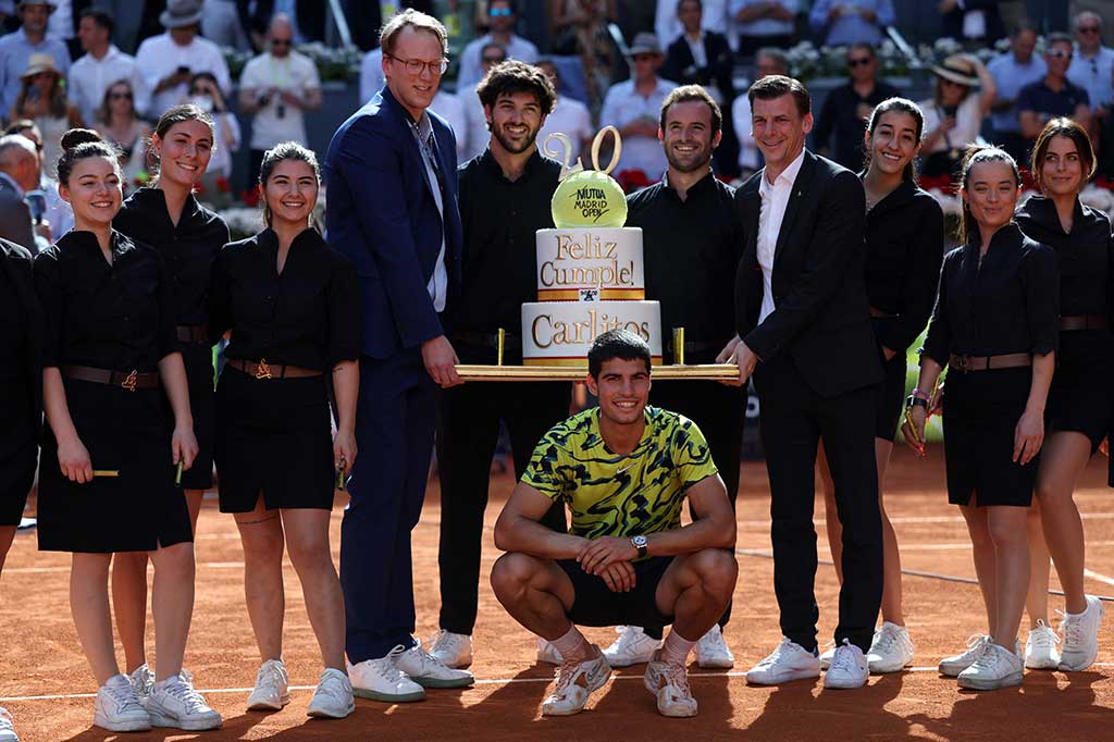 Juara bertahan Carlos Alcaraz merayakan ulang tahunnya yang ke-20 dengan mencapai final Madrid Open usai mengalahkan Borna Coric, Jumat, 5 Mei 2023 waktu setempat.