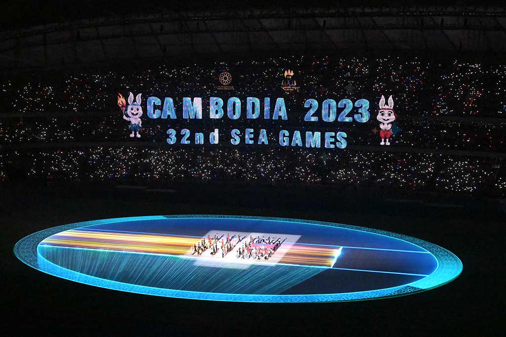 Stadion Morodok Techo, yang strukturnya dirancang menyerupai kapal layar, melambangkan hubungan Kamboja-Tiongkok. Di malam pembukaan itu, setiap kursi di stadion tersebut menyala hingga membentuk sebuah tulisan ‘32nd SEA Games Cambodia 2023’. 