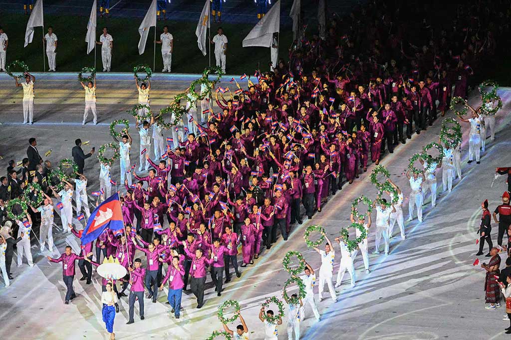 Di lintasan lapangan, perwakilan atlet dari negara-negara peserta tak hanya membawa bendera nasional, tapi juga tampil mengusung nilai dari negara masing-masing di hadapan ribuan pasang mata penonton.