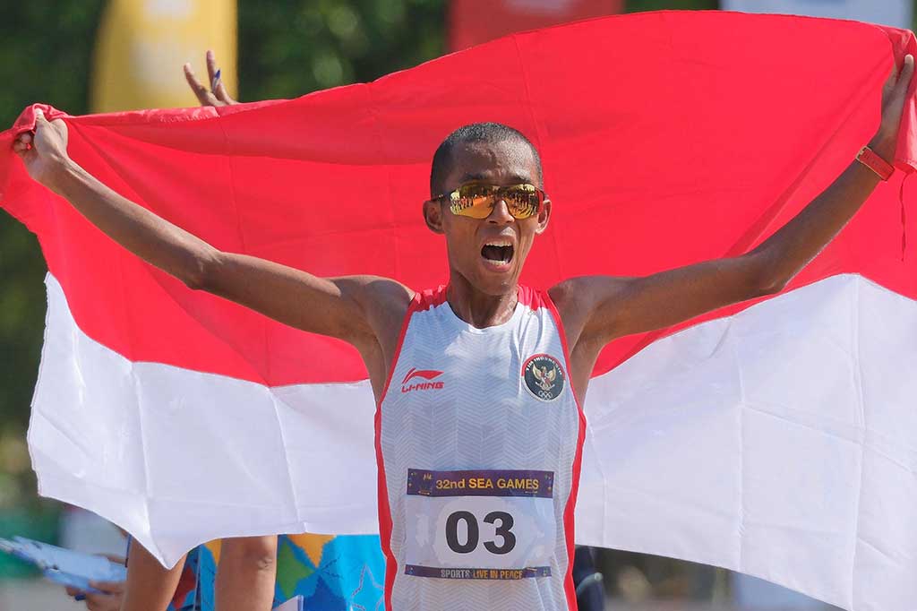 Agus Prayogo melakukan selebrasi usai merebut medali emas maraton putra SEA Games 2023 Kamboja, Sabtu, 6 Mei 2023. Bersama Odekta Elvina Naibaho, Agus mengawinkan medali emas maraton SEA Games Kamboja.