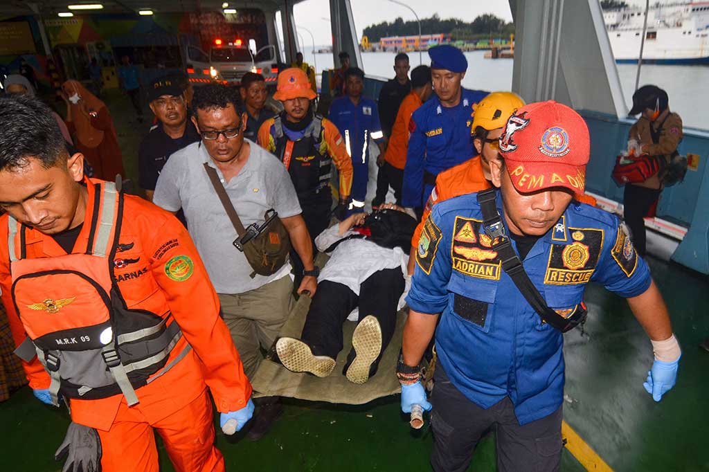 Proses evakuasi dilakukan Tim SAR Gabungan yang terdiri atasi Basarnas, Lanal Banten, Polairud Banten, KPLP Banten, BPTD, ASDP Merak, PMI, dan Nelayan setempat. Untuk sementara jumlah penumpang masih dalam pendataan petugas.