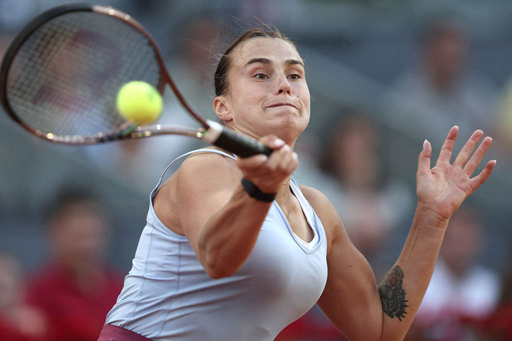 Petenis nomor dua dunia Aryna Sabalenka bermain dengan taktik menyerang untuk mengalahkan peringkat teratas Iga Swiatek 6-3, 3-6, 6-3 sekaligus menjuarai Madrid Open untuk kedua kalinya, Sabtu, 6 Mei 2023 waktu setempat.