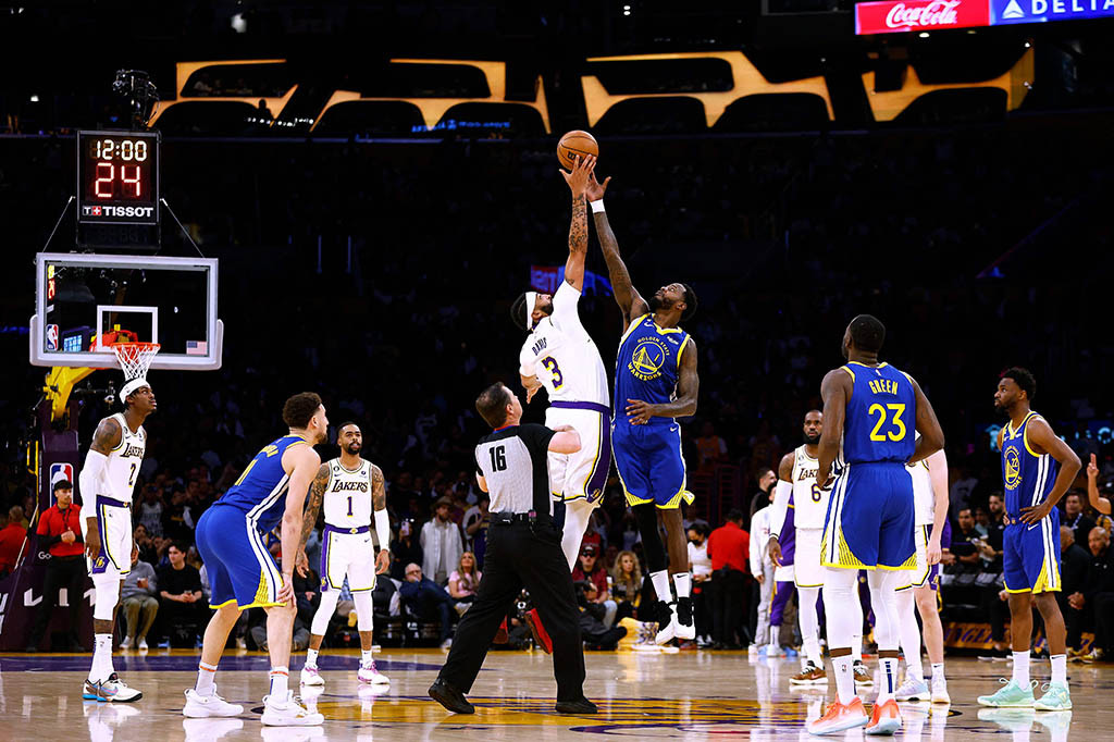 Los Angeles Lakers memetik kemenangan pertama di kandang melawan Golden State Warriors dengan skor akhir 127-97 dan membuatnya unggul 2-1 dalam rangkaian laga semifinal NBA Wilayah Barat yang digelar di Crypto.com Arena Los Angeles, Minggu, 7 Mei 2023 WIB.