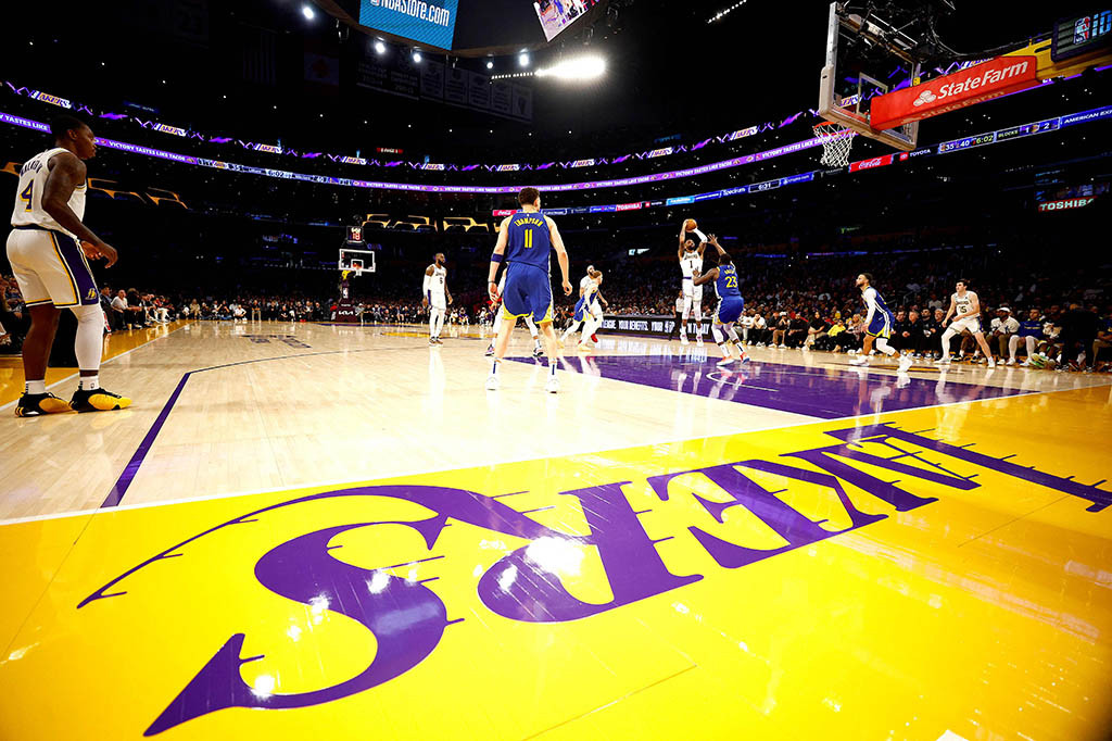 Lakers mengulang kembali keperkasaan di babak playoff dengan unggul hingga 30 poin melawan juara NBA musim lalu Golden State Warriors.