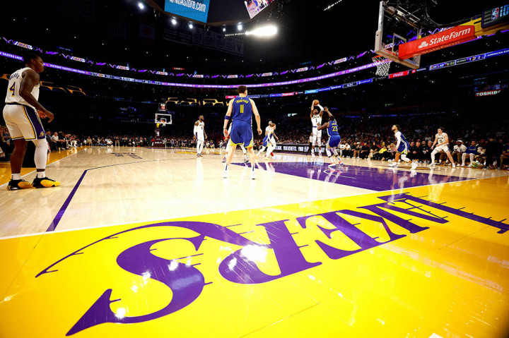 Lakers mengulang kembali keperkasaan di babak playoff dengan unggul hingga 30 poin melawan juara NBA musim lalu Golden State Warriors.