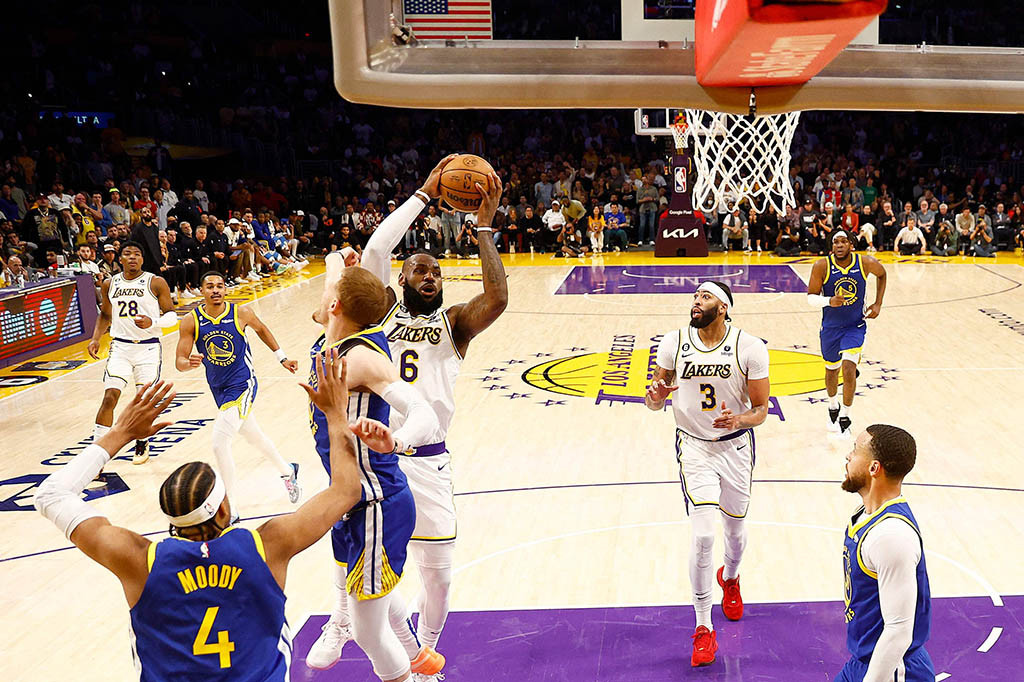 Namun James hanya pemanasan di kuarter awal dan dia menyelesaikan laga dengan catatan 21 poin, delapan rebound, dan delapan assist.