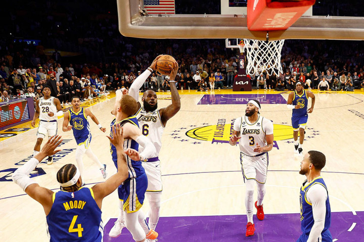 Namun James hanya pemanasan di kuarter awal dan dia menyelesaikan laga dengan catatan 21 poin, delapan rebound, dan delapan assist.