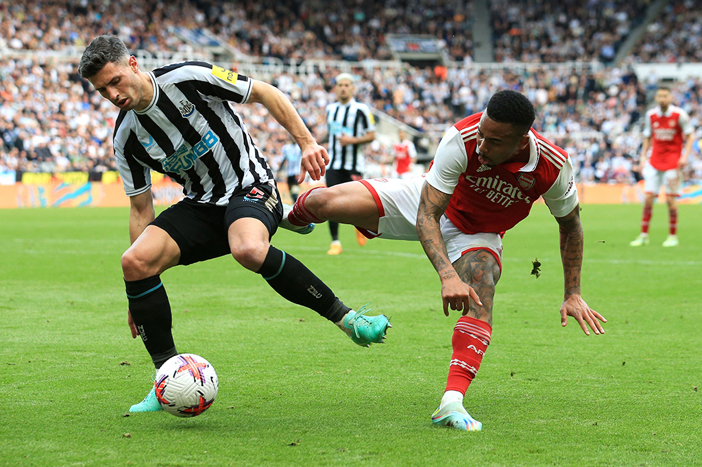 Schar mencoba untuk mengancam lewat tendangan jarak, tetapi usahanya belum menemui sasaran. Arsenal menutup laga dengan kemenangan 2-0.