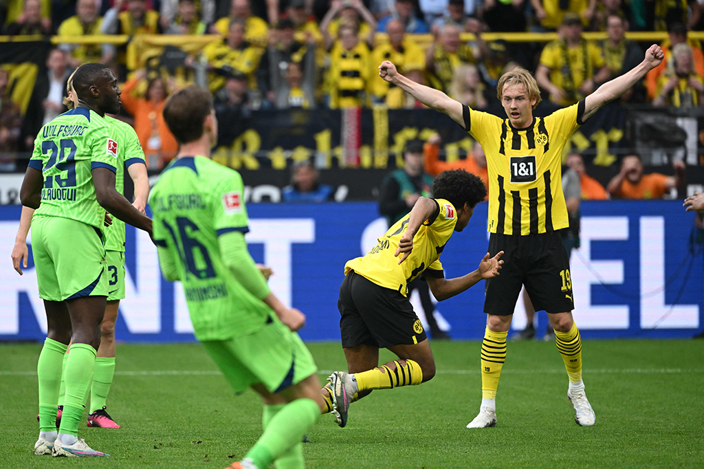 Berawal dari umpan silang yang dikirimkan Julian Ryerson dari sisi kiri lini pertahanan Wolfsburg, Adeyemi dapat menyambut bola dengan kepalanya yang membobol gawang dari Koen Casteels sehingga skor berubah menjadi 1-0.