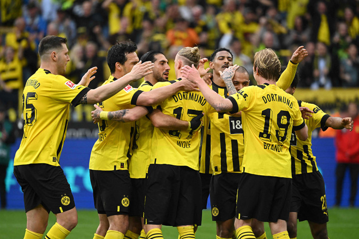 Pasukan Edin Terzic kembali menambah keunggulan pada menit ke-37 melalui gol yang dicetak oleh Donyell Malen usai memanfaatkan umpan Julian Brandt sehingga skor berubah menjadi 3-0. Skor tersebut bertahan hingga babak pertama usai.