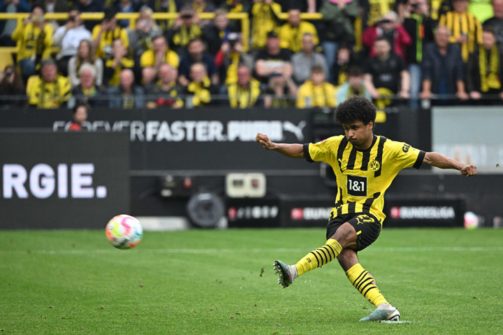 Adeyemi mencatatkan gol keduanya pada pertandingan ini setelah ia berhasil membobol gawang dari Wolfsburg pada menit ke-59 usai memanfaatkan umpan yang diberikan oleh Haller sehingga skor berubah menjadi 5-0.