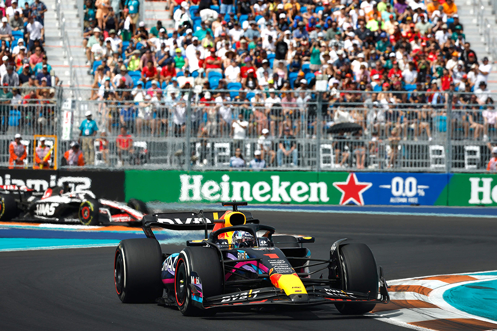 Juara dunia Max Verstappen melaju dari posisi kesembilan di grid untuk mengalahkan rekan setim Red Bull Sergio Perez dan memenangkan Grand Prix Miami pada hari Minggu, 7 Mei 2023.